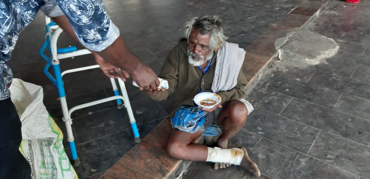 TPSOH distributing food packets to street dwellers for 3 days